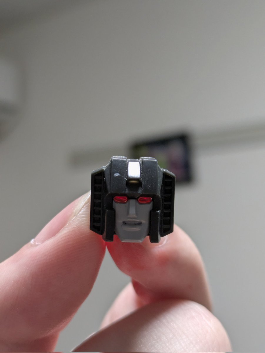 KrPQaFiD7P39973's tweet photo. 首の可動域も増やして傾きをつけれるようになったよ
大分印象が変わるから薦めたいけどパーツを分解する時にペグを折る必要があるから自己責任で
使った塗料はタミヤ LP-42 https://t.co/aHBs0TUt0X