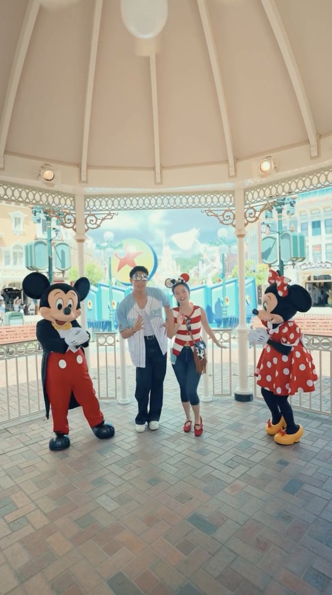 psngayondigital's tweet photo. DONBELLE AT THE HAPPIEST PLACE ON EARTH 🏰💖

Aktor na si Donny Pangilinan, nag-post sa Instagram ng ilang adorable video clips kasama ang aktres na si Belle Mariano habang sila’y nasa Hong Kong Disneyland. 

“Mga gumaya ng tito dance ko 🤣 🕺🏻,” saad ni Donny sa kanyang post. https://t.co/z9uPCbNlE4