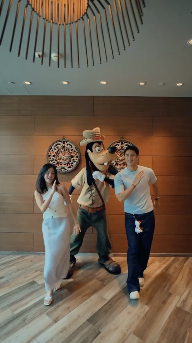 psngayondigital's tweet photo. DONBELLE AT THE HAPPIEST PLACE ON EARTH 🏰💖

Aktor na si Donny Pangilinan, nag-post sa Instagram ng ilang adorable video clips kasama ang aktres na si Belle Mariano habang sila’y nasa Hong Kong Disneyland. 

“Mga gumaya ng tito dance ko 🤣 🕺🏻,” saad ni Donny sa kanyang post. https://t.co/z9uPCbNlE4