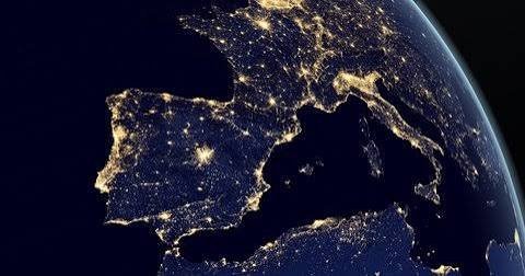 marcarza's tweet photo. Madrid desertitza, Barcelona no. 

Madrid aspira a ser París, una megal·lòpoli que concentri població i riquesa xuclant totes les energies del seu voltant. 

Els mapes lumínics no enganyen: Madrid brilla, però res més no llueix al seu voltant. Barcelona és una altra cosa, la ciutat brilla, però només és un punt de llum especialment intens en un continu que va de Marsella fins a Màlaga. Un altre model. 

Madrid dispara el seu creixement, si als anys vuitanta aportava entorn del 15 % del PIB, avui ja supera el 20 %. Una concentració que accentua la polarització territorial i explica bona part del desequilibri espanyol. Totes les Comunitats Autònomes han perdut pes relatiu a l’economia espanyola. Totes? No! Un llogaret del nord ha resistit i manté una posició estable. 

Catalunya és l’única economia de l’Estat que aguanta l’empenta madrilenya mantenint el seu pes específic amb el 16 % de la població i prop del 19 % del PIB. Astèrix contra l’IBEX.

Mentrestant, a Catalunya, s’hi desenvolupa un altre model de capitalitat. El país continua arrossegant la idea d’una Barcelona que concentra gairebé tota l’activitat amb el rerepaís relegat a un paper secundari. 

Però quan s’analitzen les dades apareix un relat alternatiu. A mitjan anys vuitanta, la província de Barcelona reunia prop del 77% de la població catalana, mentre que les províncies de Girona i Tarragona, conjuntament, amb prou feines superaven el 17%. 

A mitjans de la dècada dels noranta s’intuïa ja un camí alternatiu: la província de Barcelona havia reduït el seu pes fins al 76%. Avui, Barcelona concentra poc més del 73% dels habitants de Catalunya. Barcelona no desertitza Catalunya.

Aquest reequilibri demogràfic té una traducció econòmica. Barcelona presenta un PIB per càpita aproximadament un 8% superior a la mitjana catalana, però aquesta diferència és lluny de descriure un país fracturat. La major part del territori se situa en valors propers a la mitjana, amb desviacions relativament moderades. 

El contrast entre Madrid i províncies com Segòvia, Guadalajara o Toledo, en canvi, és molt més acusat: la diferència en renda per càpita hi arriba a superar el 50%.

La capital catalana no monopolitza el creixement ni la prosperitat. Catalunya no és un territori perfectament equilibrat, hi ha molt de camí a fer, però tampoc és l’espai profundament desigual que sovint es descriu. 

Les dades apunten a una evolució lenta, però sostinguda, cap a un reequilibri català. Una bona notícia.

Article publicat a @naciodigital .