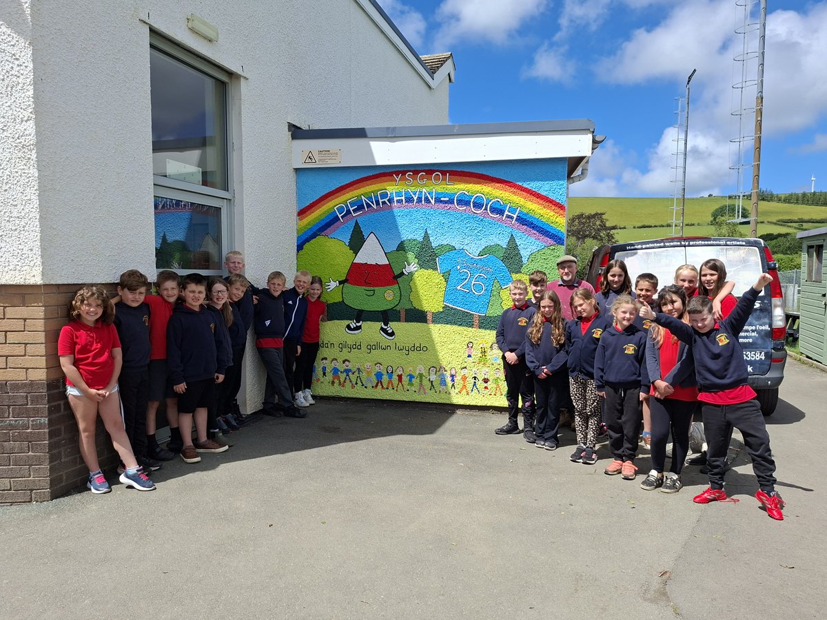 CambrianNews's tweet photo. Pupils at Ysgol Penrhyn-coch have unveiled a new mural that they helped design, paint and pay for, with the help of local artist, Dean Twiddy. https://t.co/2I2aNnTBQ5 https://t.co/7H13AC64XT