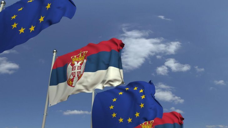 CrnjanskiSr's tweet photo. Decenijama su Srbijom dominirale ili vršile snažan uticaj nazadne, klerikalno-nacionalističke i populističke političke opcije. 
One su umesto modernizacije i evropskih standarda nudile mitove o ''velikoj Srbiji'', crkveni uticaj na državu i populističke parole koje su uvek završavale u izolaciji, sankcijama, ratovima i ekonomskom sunovratu. Rezultat je danas više nego vidljiv, a manifestuje se kroz sve veće zaostajanje za susedima, masovni odlazak mladih u zemlje EU, korupciju koja guši privredu i potpuni gubitak strateške perspektive. Te snage nisu vodile Srbiju napred, one su je sistematski vodile u propast. 
Za bilo kakvu stvarnu promenu i izlazak iz ovog začaranog kruga neophodne su proevropske političke snage. Samo one imaju jasan program koji povezuje vladavinu prava, borbu protiv korupcije, ekonomsku modernizaciju i punu integraciju u evropske strukture. Proevropski kurs donosi transparentnost, privlači ozbiljne investicije, otvara tržišta i podiže standarde u svim oblastima života, od pravosuđa do obrazovanja i zdravstva. Bez takvih snaga Srbija ostaje zarobljena u istom obrascu koji je decenijama dokazano neuspešan. 
U konačnici, za Srbiju nema drugog spasa osim evropskih integracija. Zemlja je okružena članicama Evropske unije, Hrvatskom, Mađarskom, Rumunijom i Bugarskom i nema realnu alternativu koja bi donela prosperitet i stabilnost. Evropska unija je već uložila preko 3,5 milijardi evra bespovratne pomoći u Srbiju kroz programe podrške reformama, infrastrukturi i razvoju, pokazujući da je ozbiljno posvećena našem napretku. 
Samo punopravno članstvo u EU može da zaustavi propadanje, odliv ljudi i obezbedi budućnost u kojoj Srbija neće biti večiti zaostali sused uspešnih evropskih zemalja.