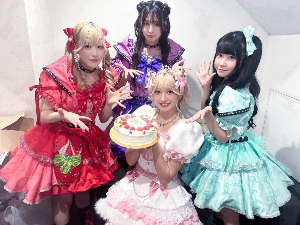 nanamina_pe's tweet photo. 昨日はみーな生誕ライブ
ありがとうございました！！🫶

ライブ最後にサプライズでクラッカーと大きなケーキもらってビックリしました😭💖
皆さんも沢山お祝いありがとうございます> <✮*｡ﾟ

これからもばぶばぶ頑張っていくので、
応援よろしくお願いします🙂‍↕️❤️‍🔥❤️‍🔥

 #BABBLYBUBBLY #ばぶばぶ https://t.co/cPjOkrJErV