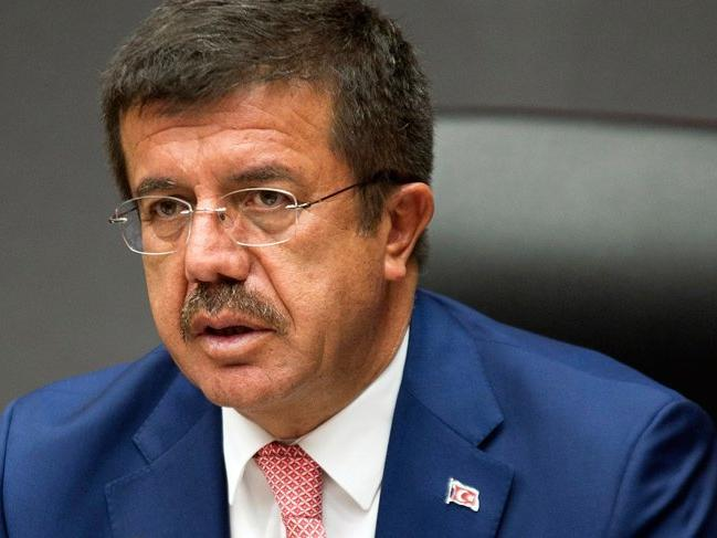 bizimtvcomtr's tweet photo. AKP'li Nihat Zeybekçi:

"Vatandaşlarımızın en büyük beklentisi, çocuklarının iş sahibi olması ve kamuda görev almasıdır. Ancak artık kamuda istihdamın da bir sınırı var.

2002 yılında Türkiye'de kamu çalışanı sayısı 2,8 milyondu. Bugün bu sayı 5,3 milyona ulaştı." https://t.co/h39JOWcyRH