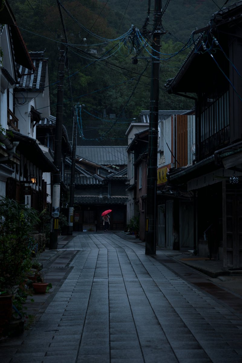 North_ern2's tweet photo. ひょろわっさんから「雨の写真撮らせたら日本一上手い」と声をいただいたのが今年上半期で一番嬉しかったことかもしれない。旅の間、特に好きなのが雨の日だ。蒼色と湿り気に沈んだ風景の中を傘を叩く雨音を聞きながら歩くと最初からこの世には雨空しか存在しなかったような気がしてくるのだ。
作例： https://t.co/gdHeouwpzb