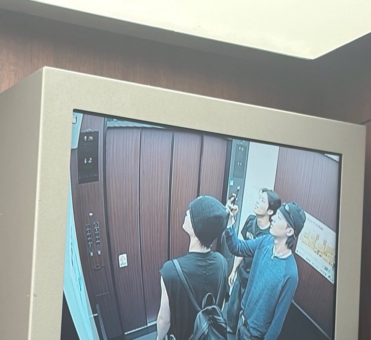 ch00o9's tweet photo. 아히발 루토가 올려준 사진에 박정우 개웃기다..

여친한테 사진찍어서보내줘야하니까다들 붙어보라고 했는데 싫다고 뭔사진이야 아지랄하지마 하면서  계지랄하다가 사진찍으려고 하니까 억웃음 지어주는 남친 친구같음 https://t.co/C622Rpx9An