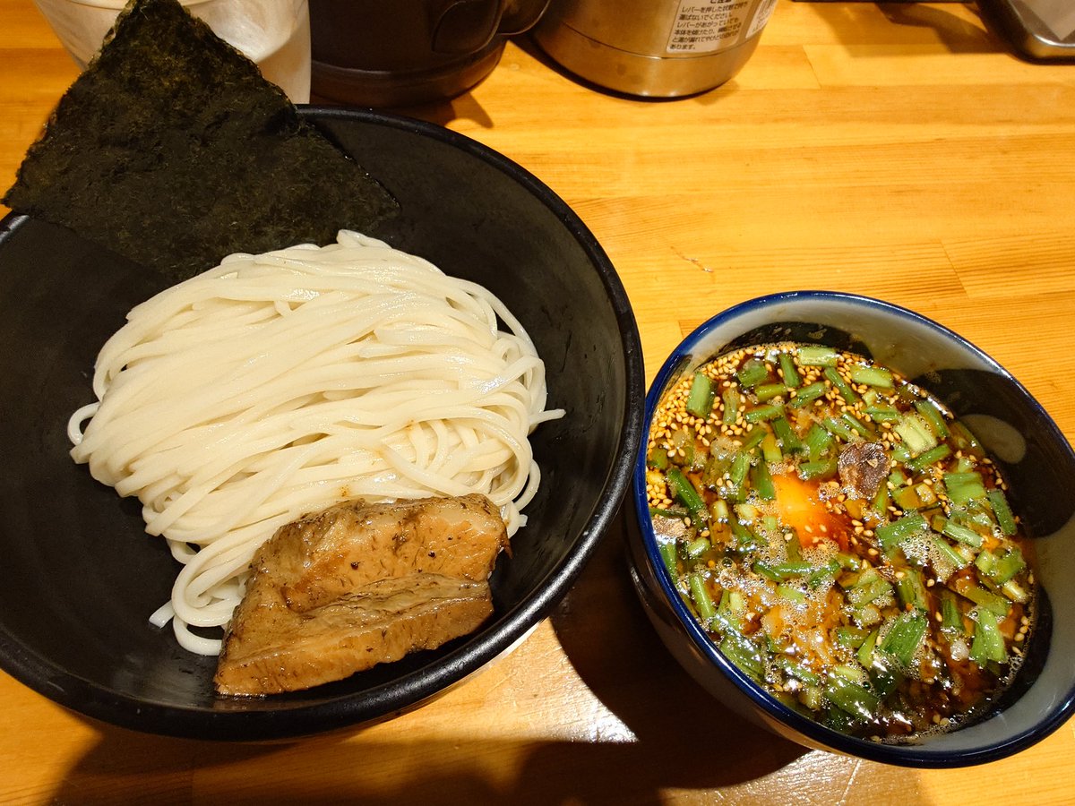 hystericfruits's tweet photo. つけ麺　燕武さんで夜の部賄いつけ麺パート6、辛つけ麺（背脂ニンニラ＋卵黄＋ゆめちから100%の細麺）。
かなりご無沙汰でしたが大変美味しかった❣️ご馳走さまでした😋 https://t.co/fHkiytcsfP