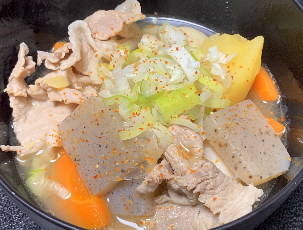 kikomotu's tweet photo. この世で最も豚汁に合う料理って何だと思う？ https://t.co/qf20zO8379