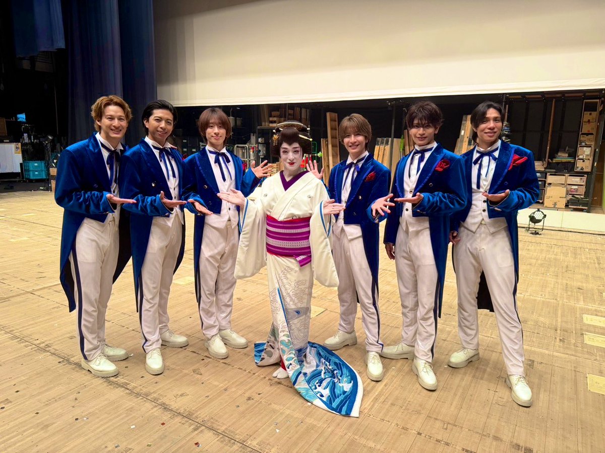 makoto_matsuri's tweet photo. 明治座公演お越しくださったみなさんありがとうございます！

今日は門戸竜二さん、水森かおりさんとお写真撮って頂きました^ ^

門戸竜二さんの女形が美しすぎますね✨
水森かおりさんの義経もカッコよくて大好きです😍

残りの公演も頑張るぞ💪 https://t.co/WfwxZElBTd