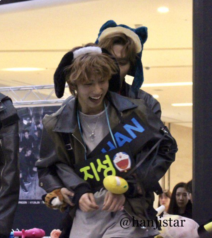jae_miso's tweet photo. meanwhile leeknow taking him out on dates, trying to merge with him, tryna signal to his mom that He's The One*,  ready to sign the papers since the the day ji held his hand https://t.co/B21Kh7TIom
