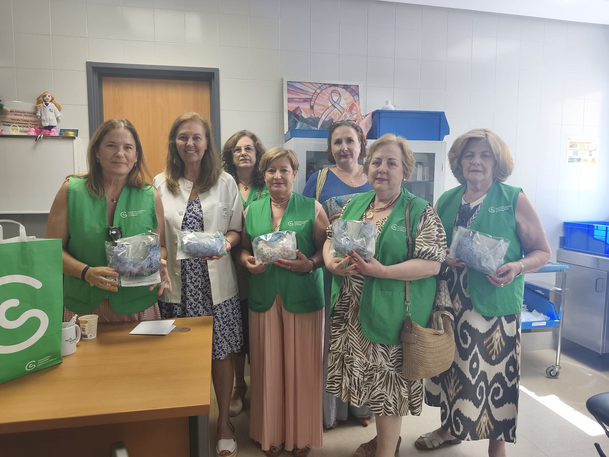 SaludNorteMalag's tweet photo. Una representación de las voluntarias del taller de manualidades han acompañado a la junta de la AECC de Antequera y han entregado a Tania Galeote, cirujana de mamas del Hospital Antequera, cojines terapéuticos para cordón axilar.
¡Gracias!. 
#Todosjuntoscontraelcáncer #AECC https://t.co/8skQ8E5BfI
