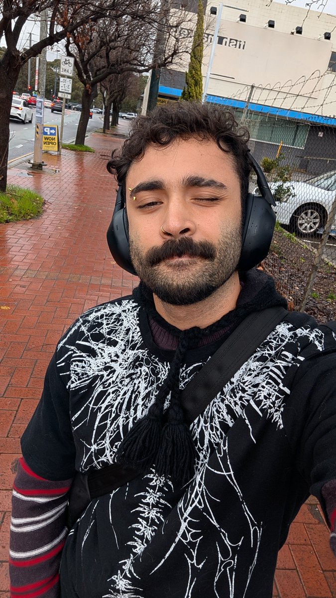 grimmjamari's tweet photo. Walking to a friends place knowing I'm either about to turn this fucker UP or immediately make ruin the vibe within one sentence https://t.co/WJZnUKAcsf