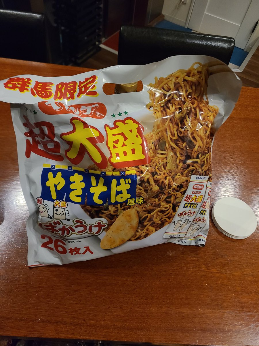 zaki5121's tweet photo. 7月になりました！
新しい月になると何故だがわくわくしますねw

先日ごきんじょさんから群馬土産を頂きました！
ありがとうございますヽ(´▽｀)/
デカァァァァァいッ説明不要！
ペヤングがばかうけになって現れた！！
比較にコースター並べてみましたw

本日も17:00〜26:00で営業中！
#BarRing https://t.co/06zEQhzHls