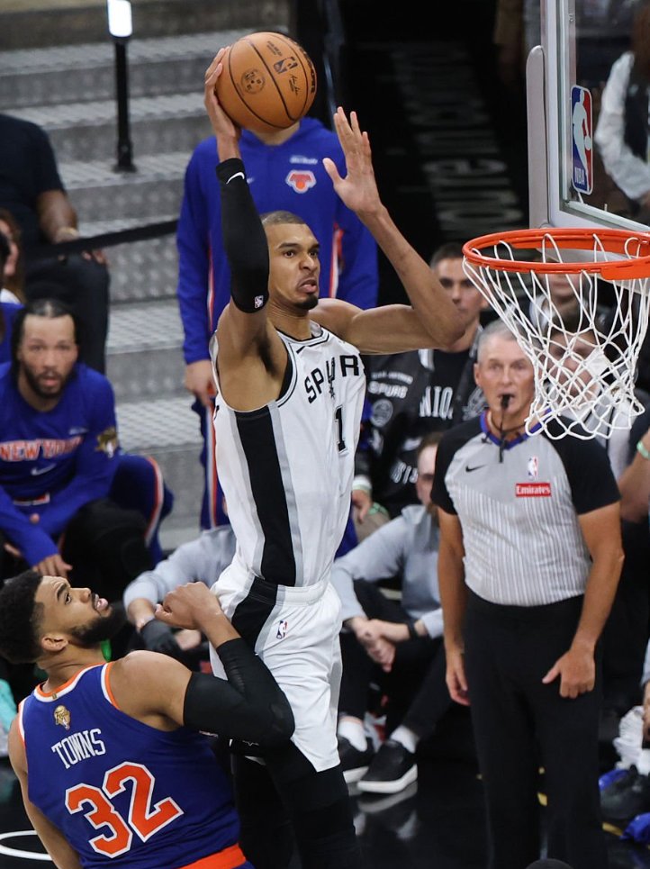 Basket_Infos's tweet photo. «  Il va revenir énervé, remonté, et je pense qu’il va détruire la ligue l’an prochain.

San Antonio va gagner environ 65 à 68 matchs. Il va être DPOY, MVP, All-NBA First Team. Il pourrait être MVP du All-Star Game, ils pourraient gagner la Cup...

Donc je pars sur un sweep complet pour Wemby cette année.  Il repart avec tout, tous les trophées. C’est la pression que je mets sur Wemby la saison prochaine. »

— Tracy McGrady via @VinceAndTmac
