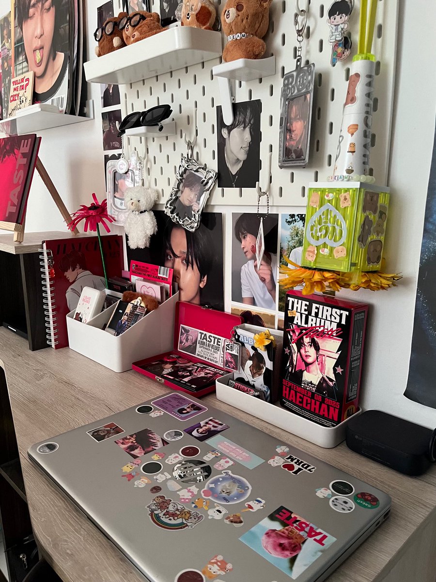 bbhyuck29's tweet photo. the room of a girl who’s turning 26 https://t.co/4FiliTzsl3