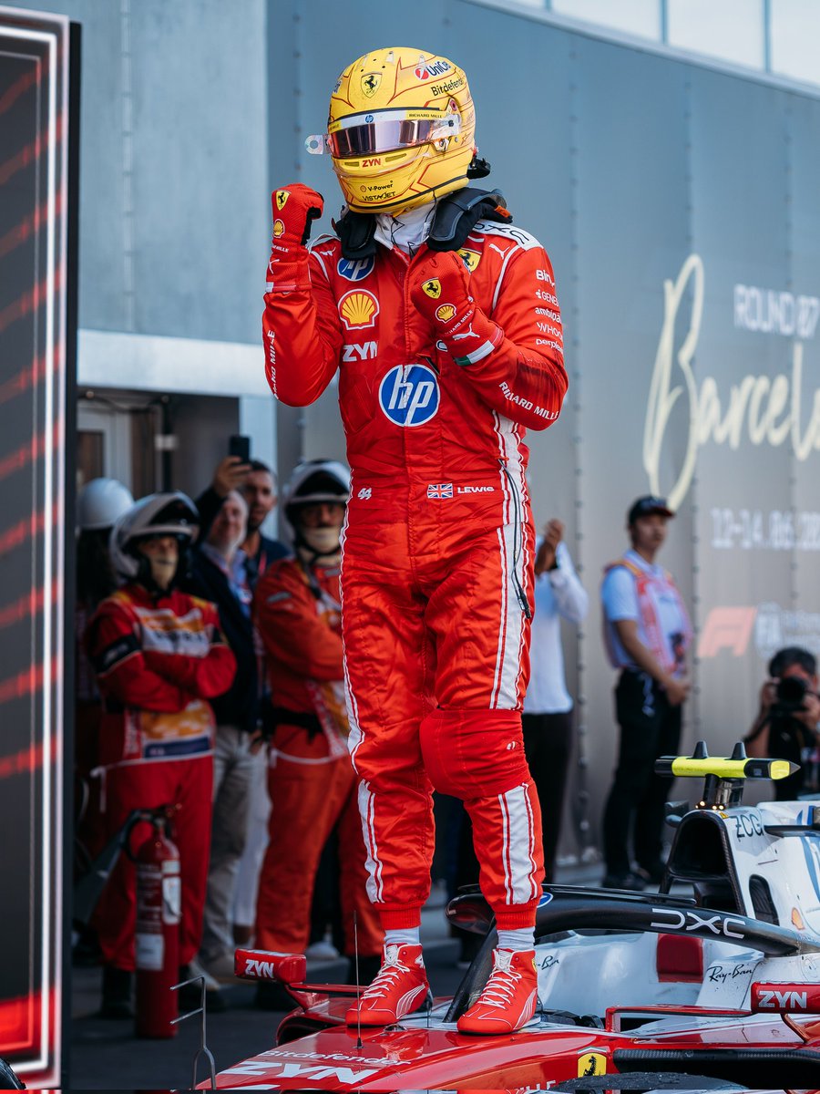 FerrariF1FRA's tweet photo. 🔴 Ferrari : Lewis Hamilton serait sur le point de prolonger son contrat avec la Scuderia jusqu’en 2027 et au-delà !

- D'après des informations provenant de sources proches du septuple champion du monde, aucune communication officielle ne serait prévue au cours du week-end britannique, bien que la question du renouvellement de son contrat entre en réalité dans une phase décisive. Cette prolongation s’appuierait sur une option déjà prévue dans l’accord signé avec Ferrari, dont les conditions financières et sportives auraient été définies dès la signature du contrat.

- L’élément déterminant reste le déroulement de la saison. Actuellement, Hamilton occupe une place parmi les trois premiers du championnat des pilotes et devance son coéquipier Charles Leclerc au classement mondial. Si cette situation se confirme jusqu’à la trêve estivale, l’activation de cette option deviendrait une étape quasi automatique entre les parties, la formalisation étant attendue d’ici le Grand Prix d’Italie à Monza.

- Le seul scénario susceptible d’empêcher son exercice serait un éventuel renoncement de la part de Hamilton lui-même. Une hypothèse qui, à l’heure actuelle, compte tenu d’une évolution diamétralement opposée à celle de 2025, ne doit même pas être envisagée. Le Britannique a manifesté à plusieurs reprises sa volonté de poursuivre le projet lancé à Maranello et de contribuer directement au développement de la monoplace destinée au nouveau cycle réglementaire.

- Sauf surprise, l'avenir de Hamilton semble devoir se poursuivre chez Ferrari même au-delà de la première échéance prévue. Contrairement à il y a quelques mois, plutôt que de se demander si le renouvellement aura lieu, on a désormais l'impression qu'il ne reste plus qu'à attendre que Ferrari décide de l'annoncer.

(🌕 Plus d'informations dans l'article de @GiulyDuchessa : https://t.co/n5CAHCOwNh)