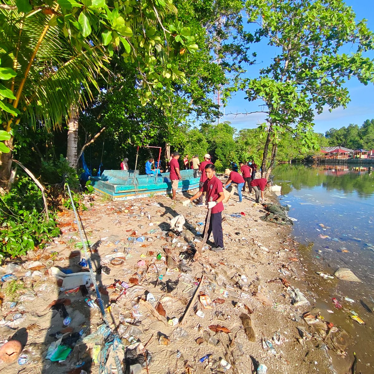 hendry_ambon's tweet photo. Selasa, 09 Juni 2026. Aksi Bersih Pantai dan Laut untuk memeringati Coral Triangle Day di Kawasan SFV Desa Poka. https://t.co/yPUbPH6YWS