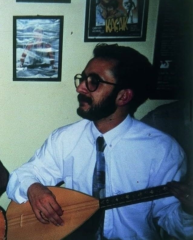 guleycaann's tweet photo. "Yananlardan mısın ? Yakanlardan mı ?"

Ben çok şükür yananlardanım.

Madımak'ta kaybettiğimiz canların acısı hâlâ yüreğimizde. O davada sanıkları savunan bazı avukatların yıllar sonra AKP'de milletvekilliği, bakanlık ve belediye başkanlığı gibi görevlerde bulunması ise bu acıyı birçok insan için daha da derinleştirdi.
Bizim safımız belli,
Bin defa mazlum olmayı, bir defa zalim olmaya tercih ederim.

Madımak'ı unutmadık, unutturmayacağız.