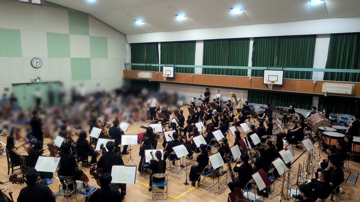 kansaiphil's tweet photo. 本日7/2は、兵庫県・神戸市立長田小学校で学校巡回公演のオーケストラ本公演😊

音楽に目を輝かせながら耳を傾ける子どもたちの姿が、とても印象的でした！✨元気なごあいさつ、大きな拍手、そして体育館いっぱいに響く伸びやかな歌声に、私たちもたくさんの力をいただきました！😊

指揮は碇山隆一郎さん🎼司会は古橋果林さん🎶
今日の音楽との出会いが、学校生活の素敵な思い出となり、またどこかでお会いできますように！
#オーケストラ
#学校巡回公演
#文化庁
#関西フィルハーモニー管弦楽団
#関西フィルハーモニー
#関西フィル
#関フィル