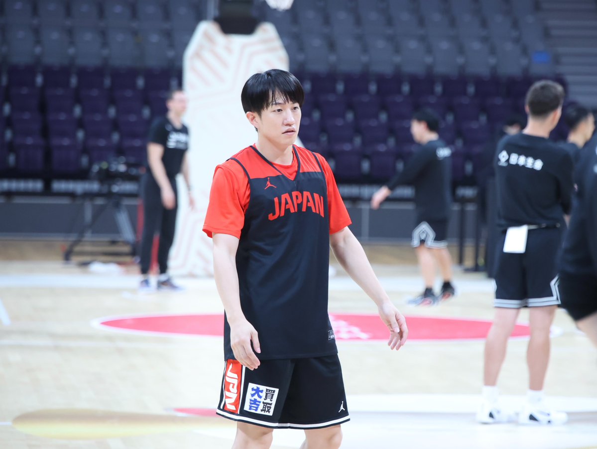 basket_count's tweet photo. 【#AkatsukiJapan】@JAPAN_JBA @FIBAWC
明日のW杯アジア予選 vs中国戦を控え、バスカン特派員が無事開催地の瀋陽に到着しました。桶谷ヘッドコーチが「合宿から6人から4人に絞る」と宣言していたポイントガードは写真の4選手が現地入り。ここから3人がロスター入りする予定です。 #FIBAWC #StepItUp https://t.co/EfOdYNnpJw
