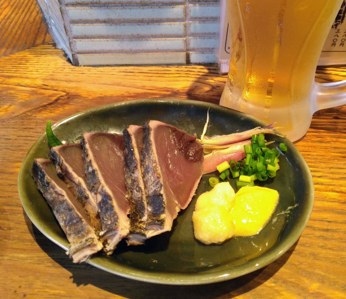 mitarashimaru's tweet photo. かつおのたたきで飲み始め🍺
泡醤油がよいね♪ https://t.co/HxehxjISSn
