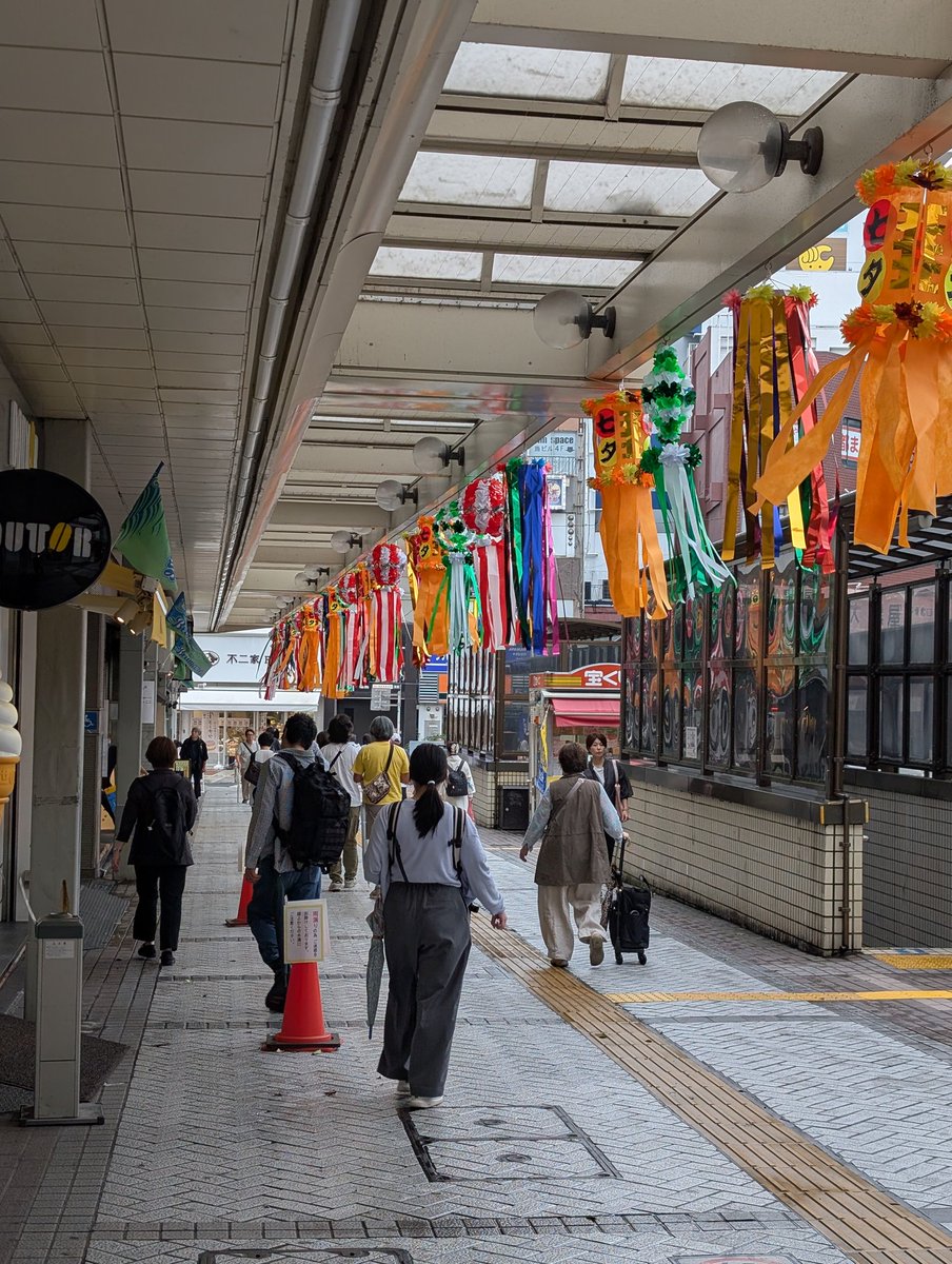 machisaidar's tweet photo. 無限泡影

七夕祭りの準備が進み華やいできた街を尻目に看板の灯りが消え物資の搬出が終わり「がら～ん」としてる店内…

このあと「お疲れさん会」を開催して全て終わる…🍻🔚 https://t.co/VcNmy21IYT
