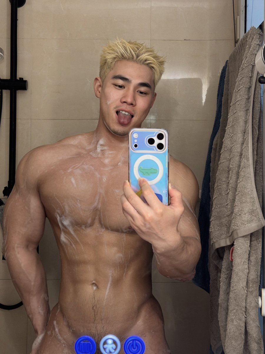 FACEON01's tweet photo. 爱洗澡的小狼狗👅 https://t.co/p5lex9Msnw