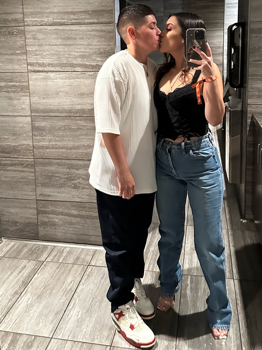 emdelc_'s tweet photo. Always you, my girl 4L. 🫦 #WLW #Loml #DonToliverTour https://t.co/3M75VtVT90