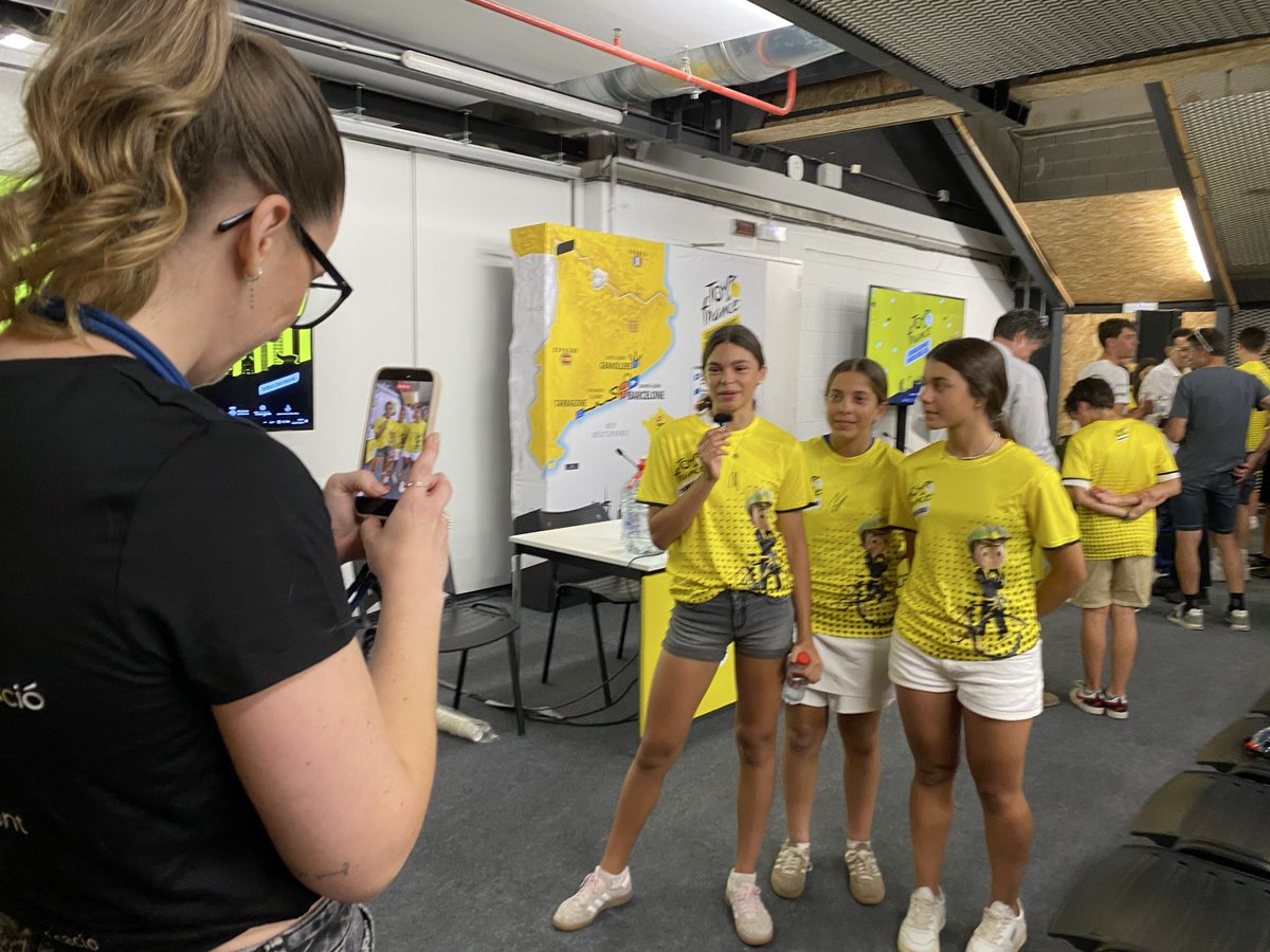 BlancafortEva's tweet photo. @LeTour Aprenent dels #Grans! #Anna #Equip #@JufreCycling https://t.co/fnlhh9YV16