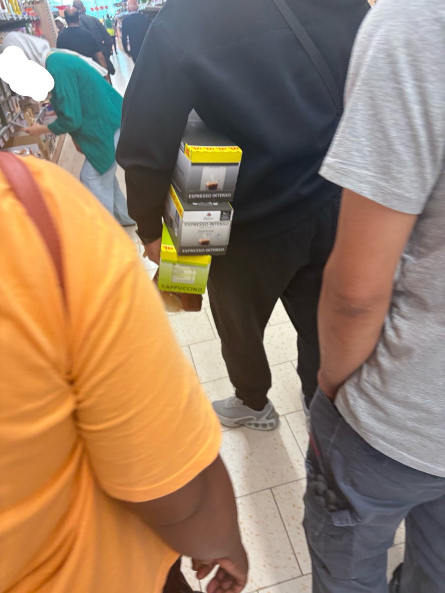 SauceGombozer's tweet photo. et mtn toi pq toi tu viens des 8h30 à lidl pour vider le café cm si ct le confinement https://t.co/WBPYfm3n6o