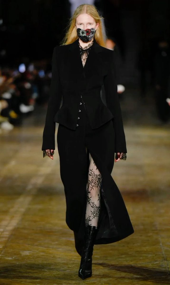byMadeStudio's tweet photo. 🚨Alexander McQueen fw2025 rtw https://t.co/vWtn0LDB0u