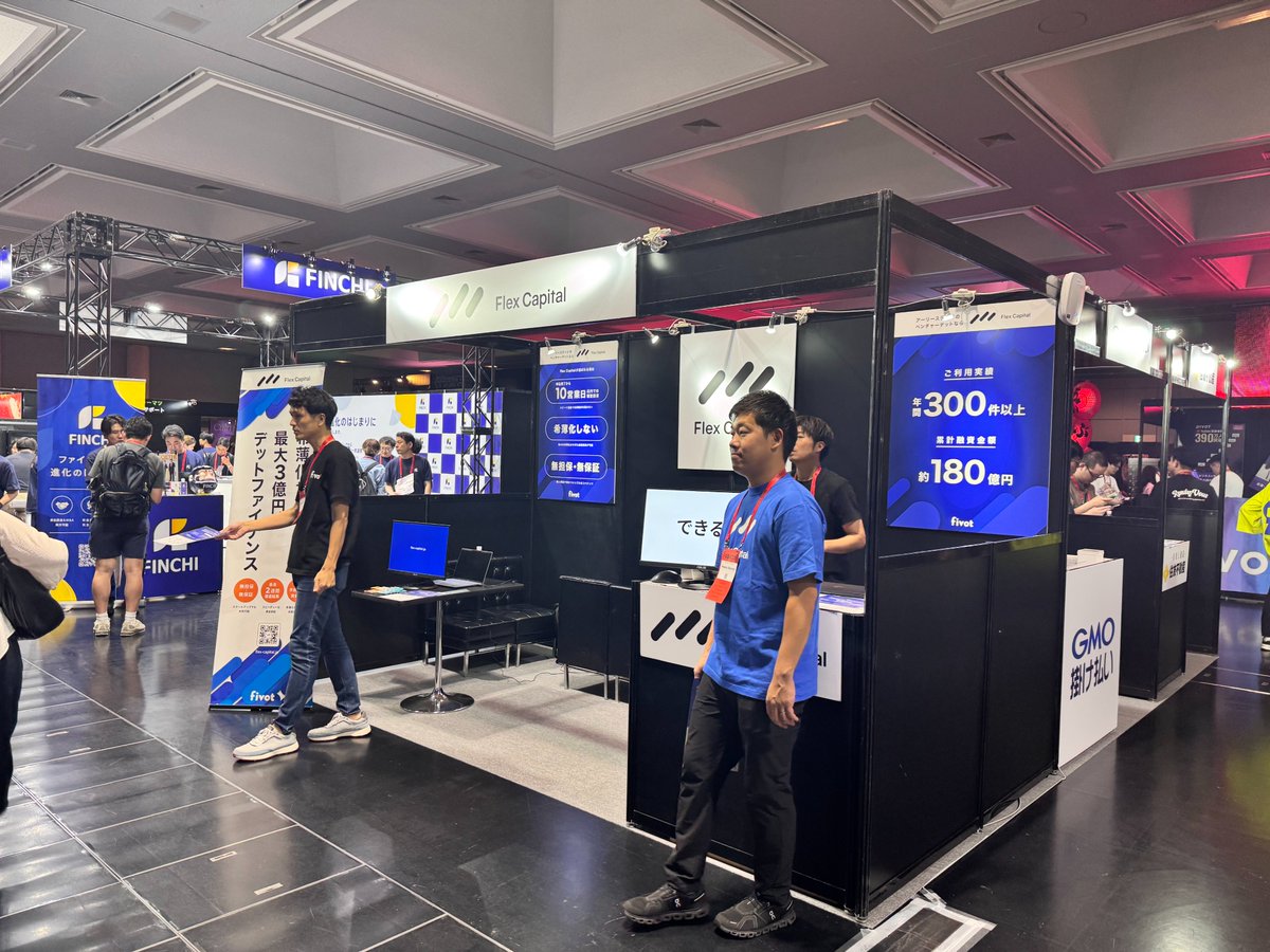 FivotRecruit's tweet photo. Flex Capitalブースはこちら！💙
鮮やかなブルーが目印です👀

「ベンチャーデット」や「資金調達」が気になる方は、ぜひ遊びに来てください🙌

ブースでいい笑顔のokamoto3をパシャリ📸✨

#Fivot #FlexCapital #IVS2026 #スタートアップ #ベンチャーデット https://t.co/SkovMBQ5hZ