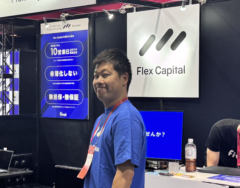 FivotRecruit's tweet photo. Flex Capitalブースはこちら！💙
鮮やかなブルーが目印です👀

「ベンチャーデット」や「資金調達」が気になる方は、ぜひ遊びに来てください🙌

ブースでいい笑顔のokamoto3をパシャリ📸✨

#Fivot #FlexCapital #IVS2026 #スタートアップ #ベンチャーデット https://t.co/SkovMBQ5hZ