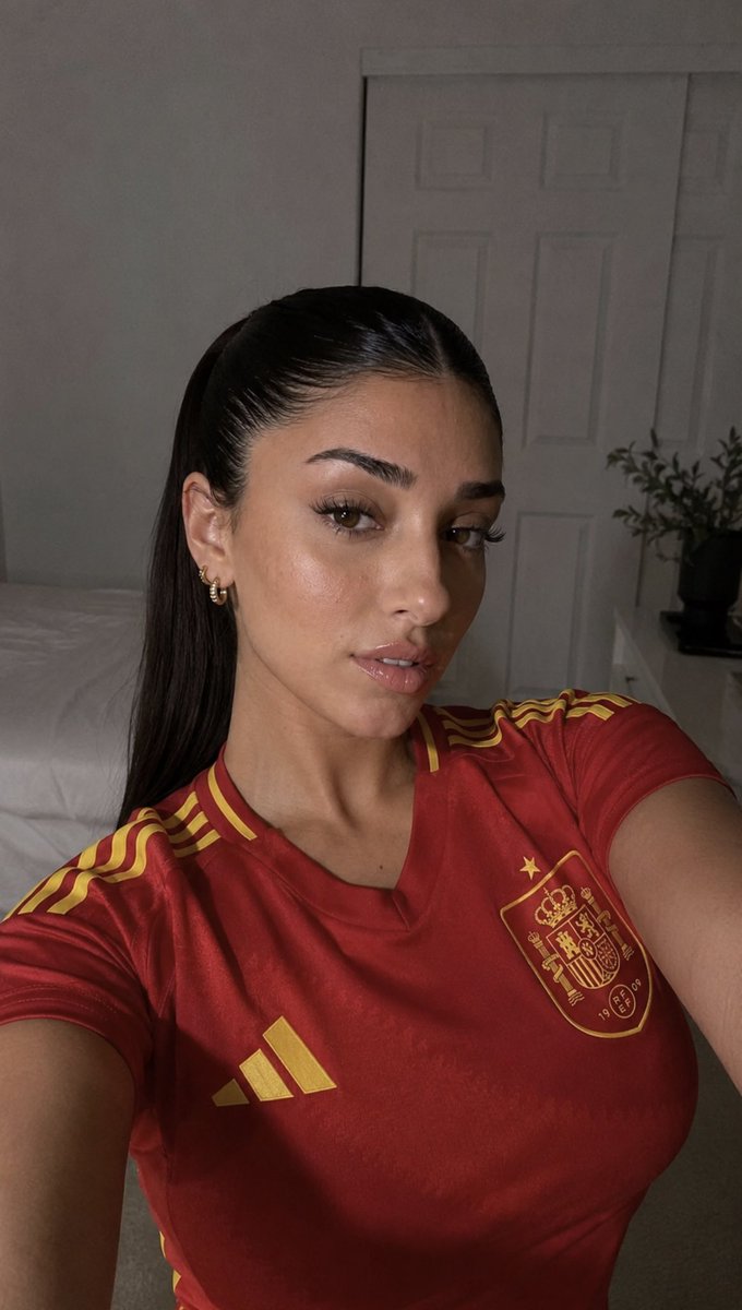 realmiznakhan's tweet photo. Y’all ready for today ? 🇪🇸 https://t.co/OM1deqaZg0