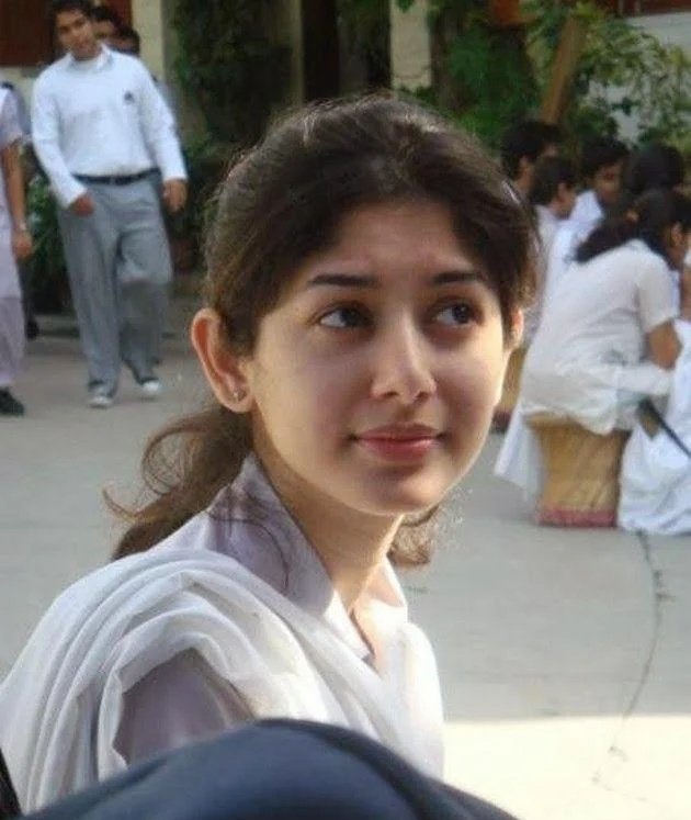 Jatinsharma_1's tweet photo. The most famous girl on the internet, and yet you still don't know who she is https://t.co/jT6iK3GQcW