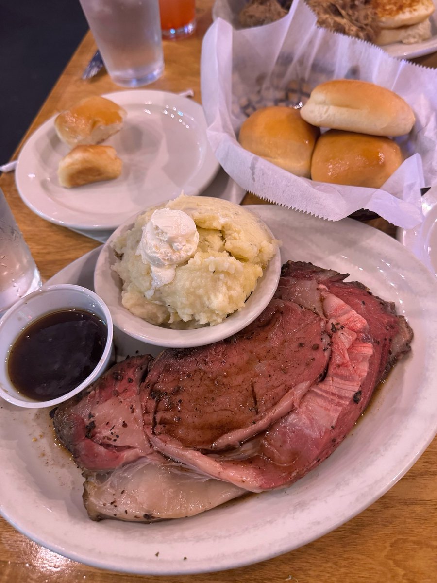 _onodela's tweet photo. アメリカ名物のテキサスロードハウスで16oz （約454g）のデカステーキを頼んだら、食べてる途中で店員さんがもう一皿持ってきて困惑。

「すみません、最初のは14ozだったので作り直しました！ただです！」

←     → https://t.co/Z3ccq7F3M8