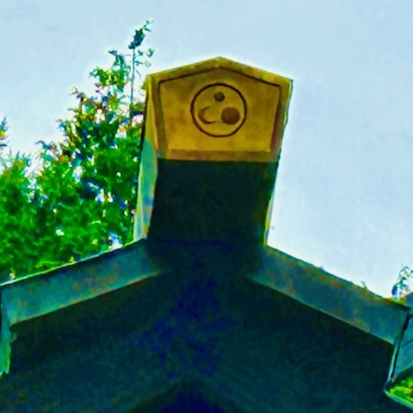 iris___yell's tweet photo. 足羽神社
福井市足羽
継体天皇・阿須波神などが祀られる。
阿須波神 -は足羽神、足場の神
太陽、月、北極星の三光の紋。全国でも3社しかない紋

両陛下を敬します。人々の心をひとつに示してくださる、それが皇室だと思っています。 https://t.co/oStPNPuvzK