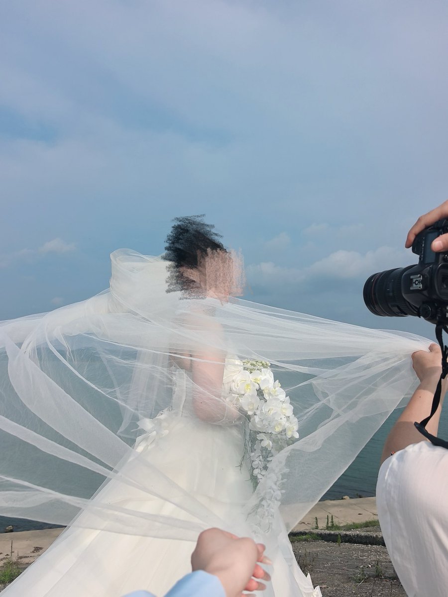 Chen89z3's tweet photo. 昨天去跟未婚妻拍婚纱照，男摄影师多次借着调整动作的理由摸了未婚妻好几次手跟大腿，殊不知我在旁边鸡吧已经很硬了绿帽癖上来了，尤其摄影师帮未婚妻调整下面白色裙摆的时候脱掉了未婚妻的高跟鞋手里捧着未婚妻的白色丝袜小脚她没有拒绝，我硬了借机去抽根烟，回来看到男摄影的裤���硬了 https://t.co/vzzsb6H8Iw