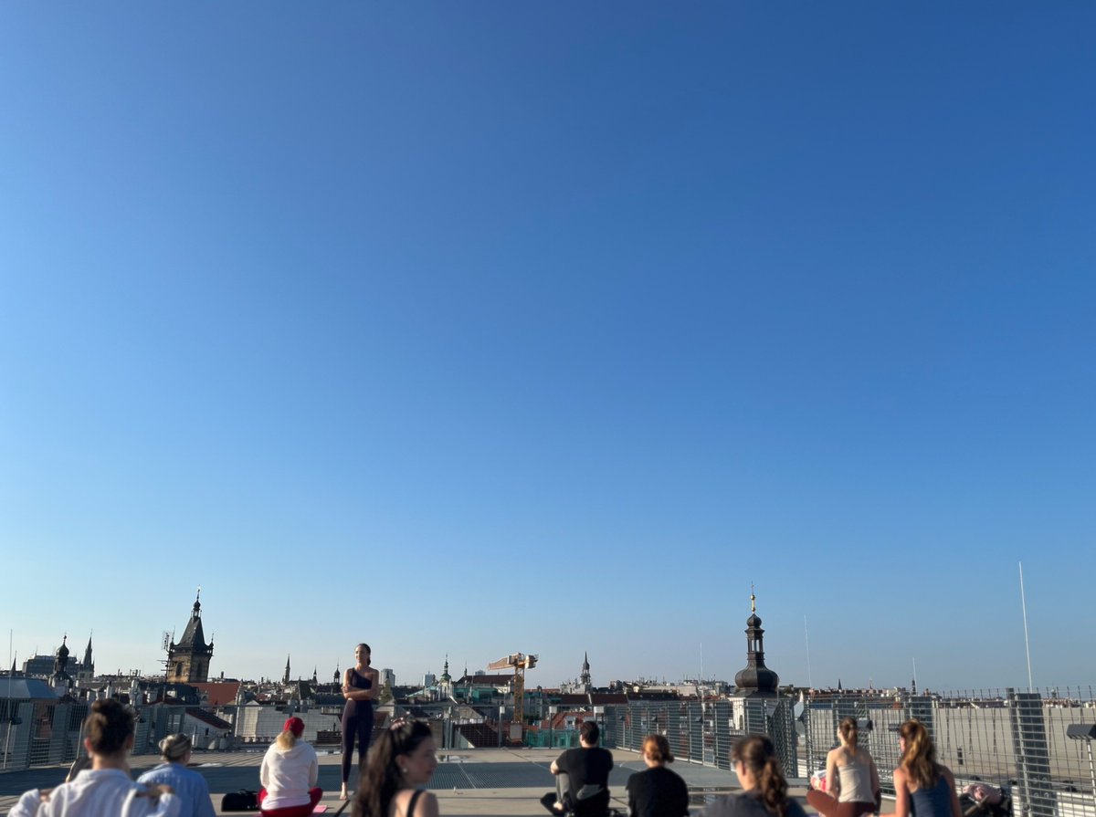 JakubZelezny's tweet photo. Ke zdravému životnímu stylu ještě jeden tip: do “nového věku” jsem vstoupil ranní jógou nad rodným městem. Pokud se někdo (zastarale) domnívá, že jóga je pouze pro holky, mýlí se. Pro mě je jóga harmonií mezi fyzickým výkonem a hledáním vnitřní rovnováhy. Stojí za vyzkoušení!🧘‍♂️J. https://t.co/1QgP8wWp9n