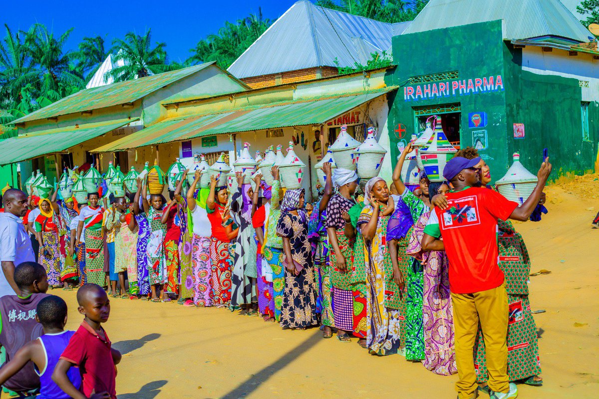 arakazat49's tweet photo. Les Abakenyererarugamba de la zone #Rumonge ont apporté leur soutien à la famille de Munyaneza Jean de Dieu, qui a récemment donné naissance à des triplés. Des vivres, des vêtements, des produits de première nécessité ainsi qu'une aide financière de 275 000 FBu leur ont été remis https://t.co/pgl2VYvSg4