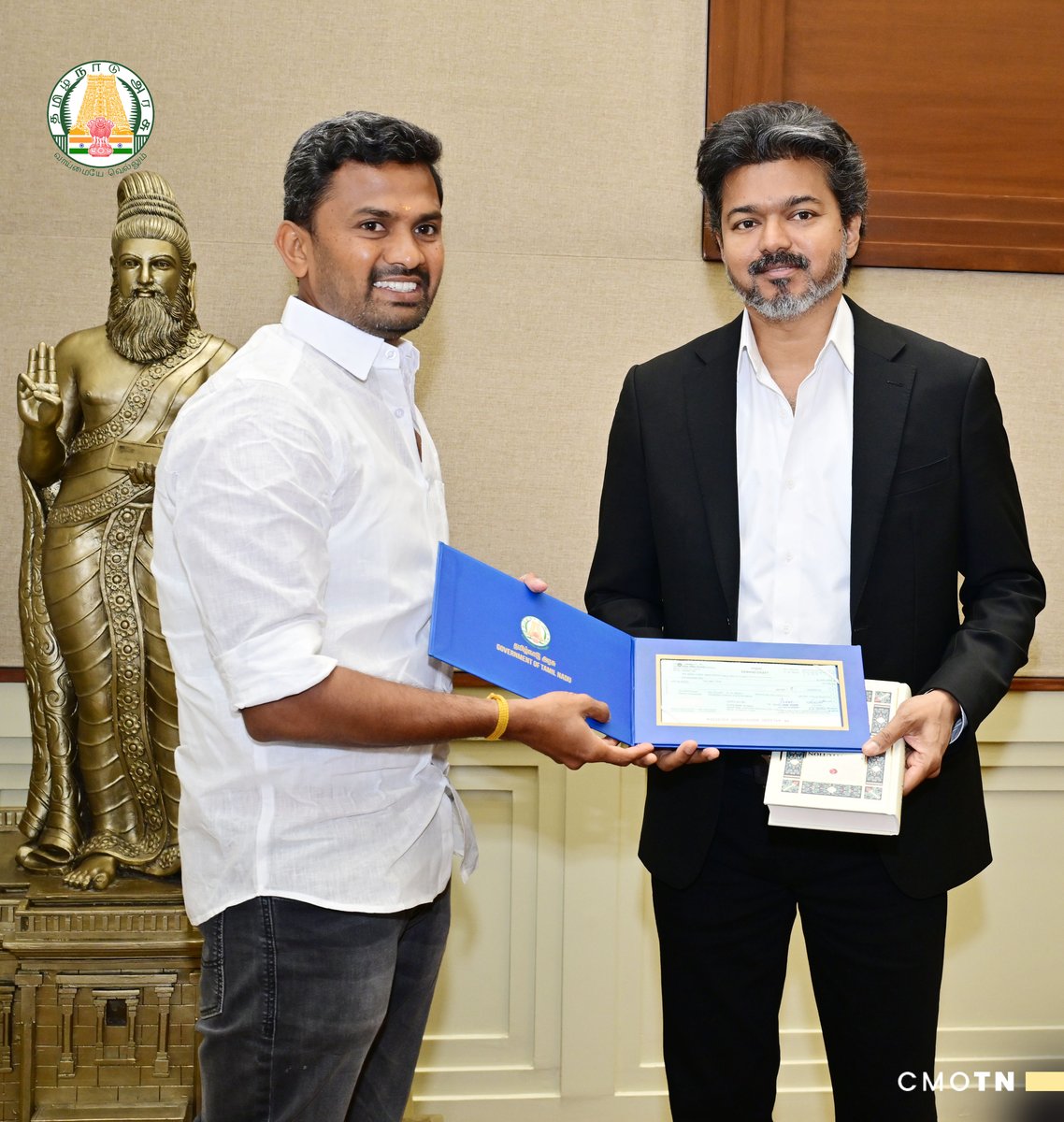 CMOTamilnadu's tweet photo. மாண்புமிகு தமிழ்நாடு முதலமைச்சர் திரு.ச. ஜோசப் விஜய் அவர்களை இன்று (2.7.2026) தலைமைச் செயலகத்தில், கோயம்புத்தூர் மாவட்டம், பொள்ளாச்சியைச் சேர்ந்த திரு. வி. விக்னேஷ் வருண் விஜயகுமார் அவர்கள் சந்தித்து, முதலமைச்சரின் பொது நிவாரண நிதிக்கு 25 இலட்சம் ரூபாய்க்கான வங்கி வரைவோலையை வழங்கினார்.
#CMJosephVijay‌
