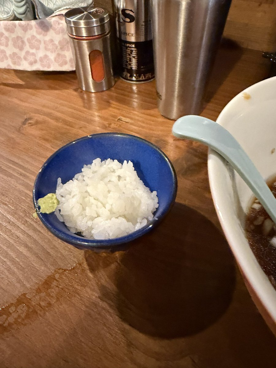 fhinra's tweet photo. #ramenaddict

いかれたnoodlefishtonsさんへ
夏季限定
[ニボコン・醤油]
150g・200g選べます
追い飯付き

さぁ今年もとことん食ってやる❗️シリーズ
って事で今季3杯目　週一"ニボコン"

塩・醤油あります。醤油・150gでチョイス(私は醤油派)
どぅるんと喉越しの良い柔ら目の平打ち太麺に昆布と煮干
のちょいビターで冷たく優しいキレあるスープ
粗目に擦りおろされた山芋をちょい残し〆の山葵付き
山葵付き追い飯をスープへダイヴしてサラサラっと茶漬け風に
さっぱりするわ〜

#ニボコン
#nibokon
#冷たいラーメン
#フィッシュトンズ
@c_n_fishtons