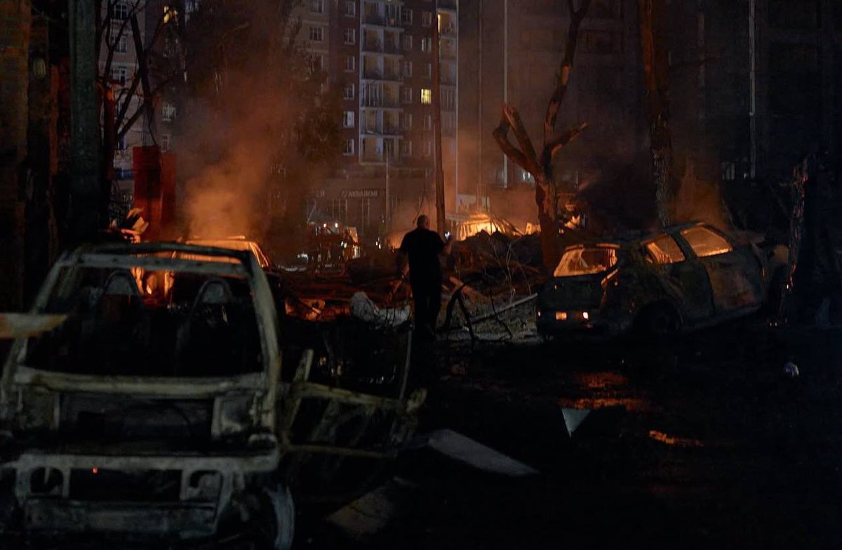 MarcoFattorini's tweet photo. Mentre il governo italiano frena sul sostegno futuro all’Ucraina e i soliti politici-opinionisti fanno propaganda per Mosca, le forze russe hanno bombardato Kyiv con 500 droni e 70 missili colpendo edifici residenziali, negozi e mezzi di soccorso: 13 civili uccisi, 90 feriti. https://t.co/aFgIYimgEJ