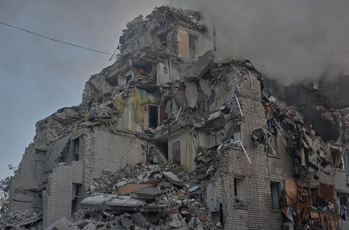 MarcoFattorini's tweet photo. Mentre il governo italiano frena sul sostegno futuro all’Ucraina e i soliti politici-opinionisti fanno propaganda per Mosca, le forze russe hanno bombardato Kyiv con 500 droni e 70 missili colpendo edifici residenziali, negozi e mezzi di soccorso: 13 civili uccisi, 90 feriti. https://t.co/aFgIYimgEJ