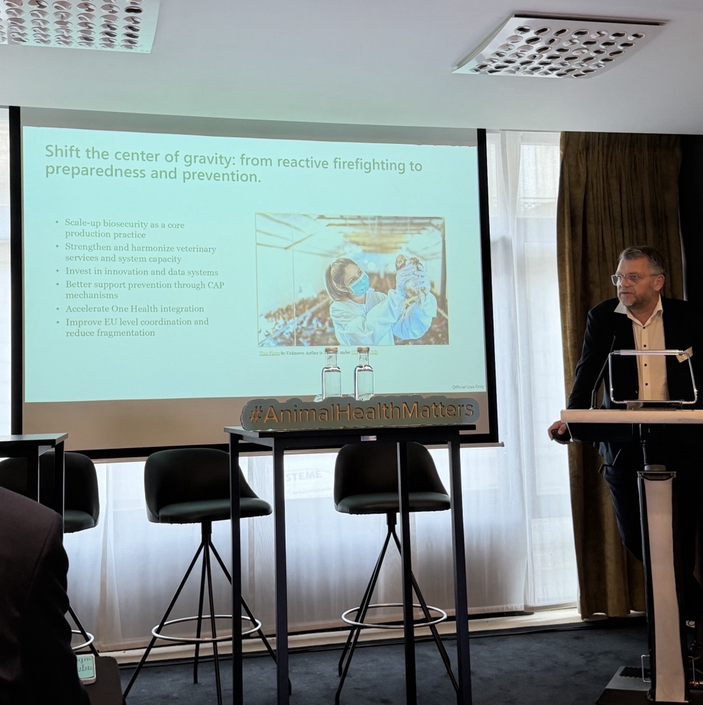 animalhealthEU's tweet photo. Our keynote speaker @holgerkray from @WorldBankGroup shares a clear message:
We are spending billions of euros after the fire, instead of investing in fireproofing. How do we manage these risks with dwindling budgets? 
▶️It’s not by spending more, it’s by spending differently. https://t.co/yORL5jwiXT