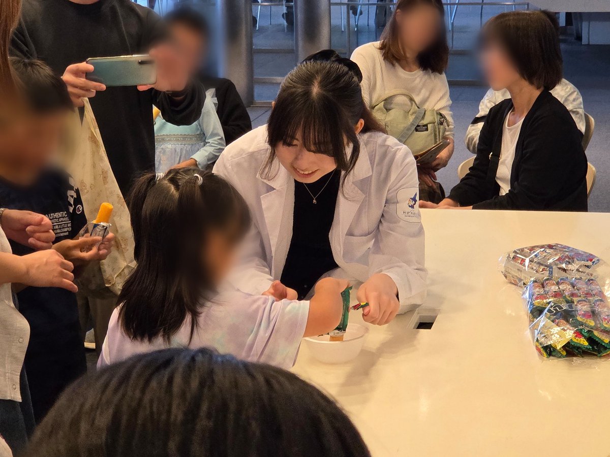 iue_zyoshi's tweet photo. 10月13日　いわて親子フェスティバル🌸

アイーナで開催された「いわて親子フェスティバル」にて、サイエンスショーを行いました！

～実験内容～
⭐つかめる水
⭐液体窒素(うまい棒、花)
⭐空気砲 https://t.co/H2YgC3p4kR