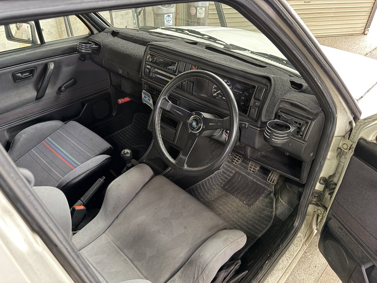 spinninggarage's tweet photo. スタッフのやこがしばらく乗ってたこちらの1986年のディーゼルターボですが、近々販売することになりました！
この車の欠点をあげるとすれば、排ガス規制で登録できる場所が少ないくらい。
ディーゼルターボは走りに申し分ないし（決して速くはない）、燃費は郊外の一般道メインで20km/lをゆうに超えます。
電装が少し弱くてライトが暗かったり、少し雨漏りしてたり、課題も多い子ですが気にってくれる人がいたらいいな。
興味ある方、直接ご連絡ください！