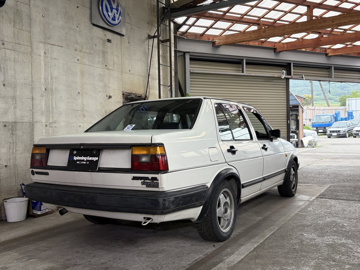 spinninggarage's tweet photo. スタッフのやこがしばらく乗ってたこちらの1986年のディーゼルターボですが、近々販売することになりました！
この車の欠点をあげるとすれば、排ガス規制で登録できる場所が少ないくらい。
ディーゼルターボは走りに申し分ないし（決して速くはない）、燃費は郊外の一般道メインで20km/lをゆうに超えます。
電装が少し弱くてライトが暗かったり、少し雨漏りしてたり、課題も多い子ですが気にってくれる人がいたらいいな。
興味ある方、直接ご連絡ください！