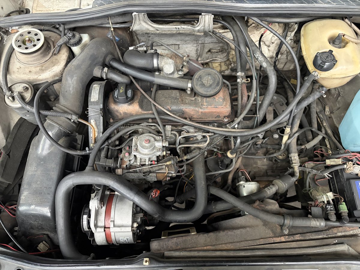 spinninggarage's tweet photo. スタッフのやこがしばらく乗ってたこちらの1986年のディーゼルターボですが、近々販売することになりました！
この車の欠点をあげるとすれば、排ガス規制で登録できる場所が少ないくらい。
ディーゼルターボは走りに申し分ないし（決して速くはない）、燃費は郊外の一般道メインで20km/lをゆうに超えます。
電装が少し弱くてライトが暗かったり、少し雨漏りしてたり、課題も多い子ですが気にってくれる人がいたらいいな。
興味ある方、直接ご連絡ください！