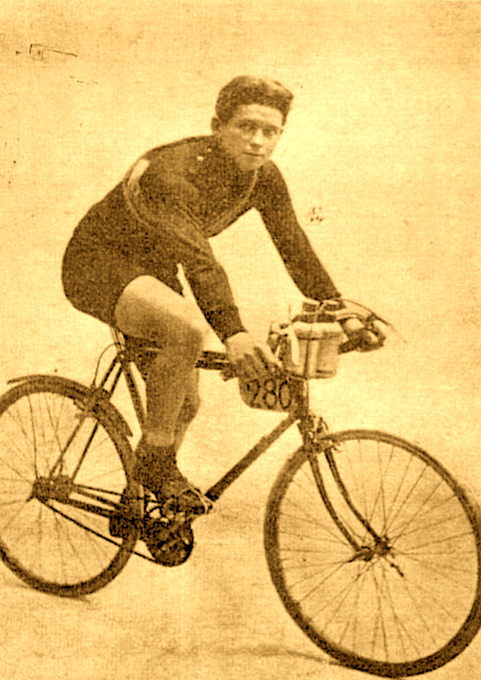 paroles_la's tweet photo. Saizerais. Rien ne l'arrête. Dès août 1914, à 19 ans, il est  volontaire pour le front et en revient décoré. Puis il se frotte au Tour de France qu'il finit 4 fois. En 1941, c'est la Résistance, à corps perdu. Neuengamme l'attend, mais il survivra. L'inépuisable Adrien Toussaint. https://t.co/1Y0sVo8WyE